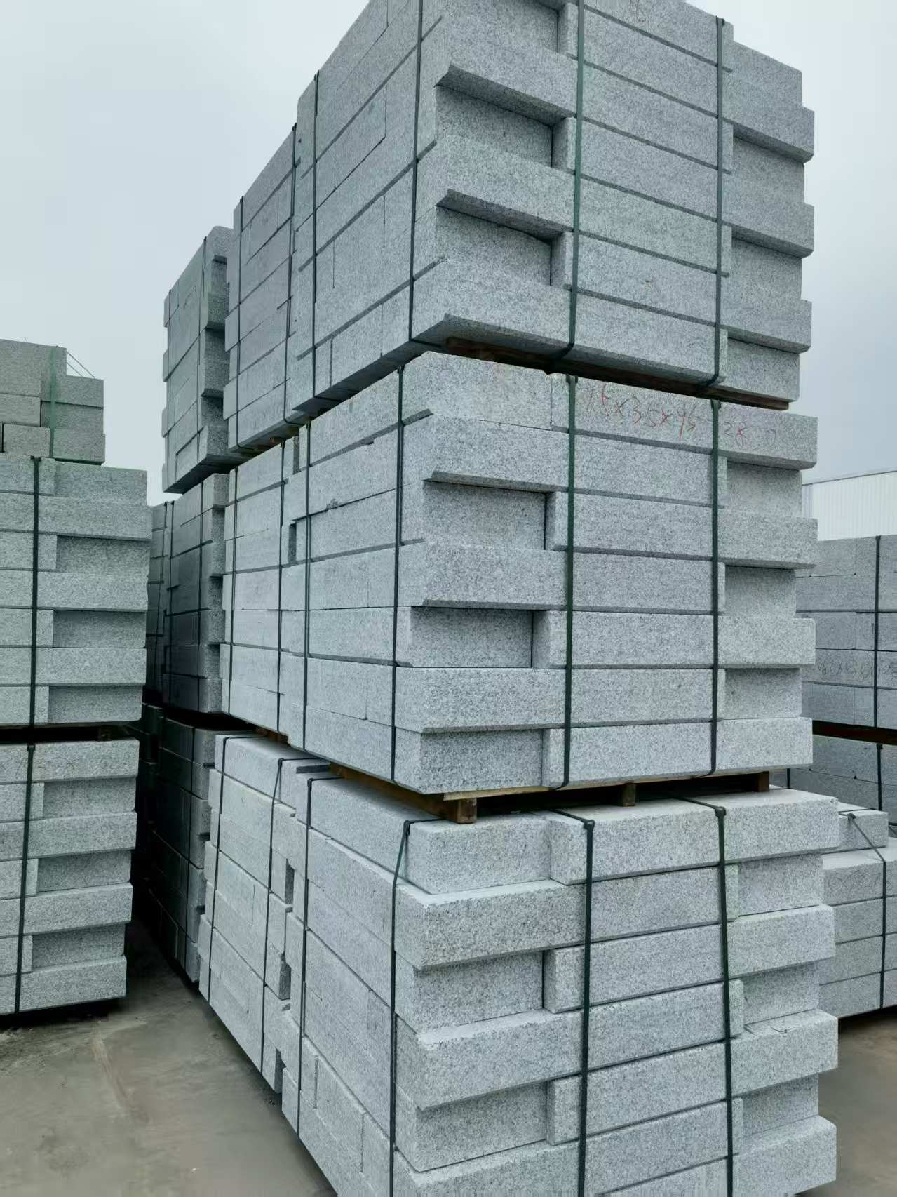 天水 路沿石，板板正正的路沿石